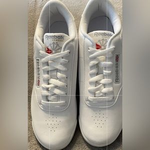 Women’s white classic Rebok Size 8. Just like new.